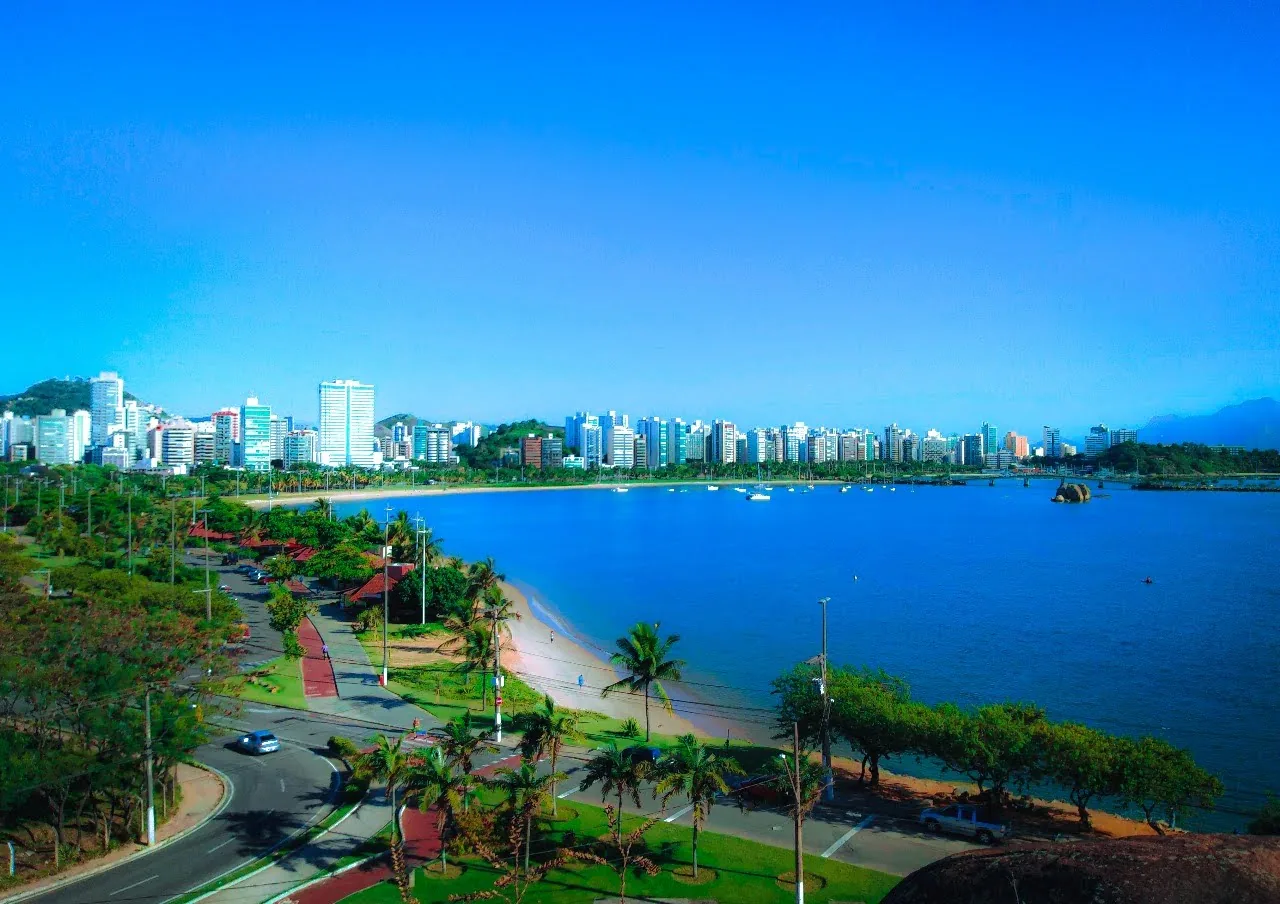 Vista de Vitória, Espírito Santo, com orla e cidade ao fundo